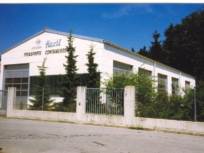 Umladehalle in Waldkraiburg mit Firmenschriftzug