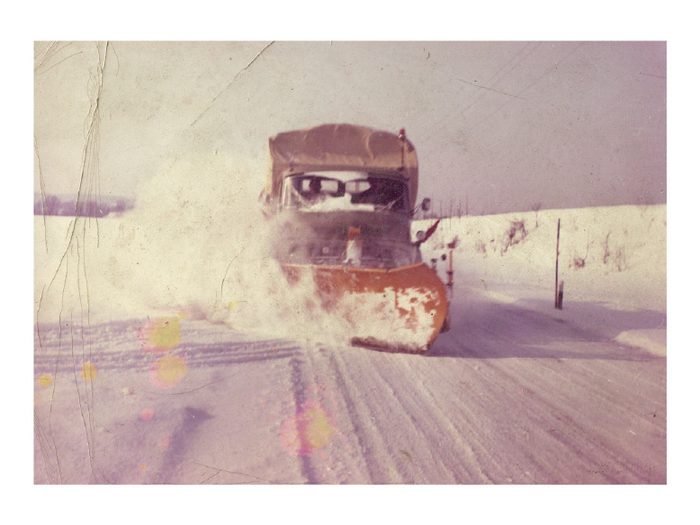 Lkw mit Schneepflug im Winter 1965