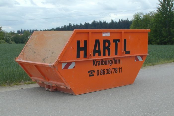 Orange Absetzmulde von Hartl mit Aufschrift Kraiburg am Inn
