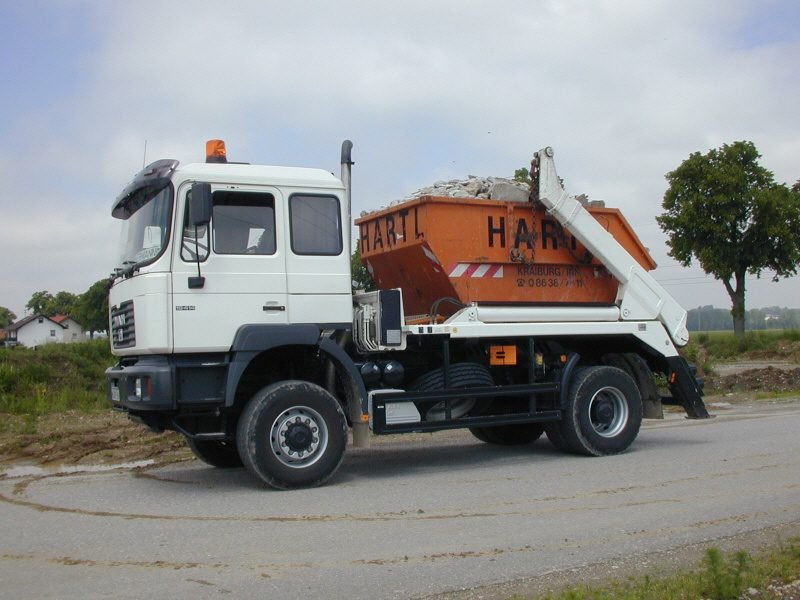 Absetzkipper von Hartl mit gefüllter Mulde auf der Straße