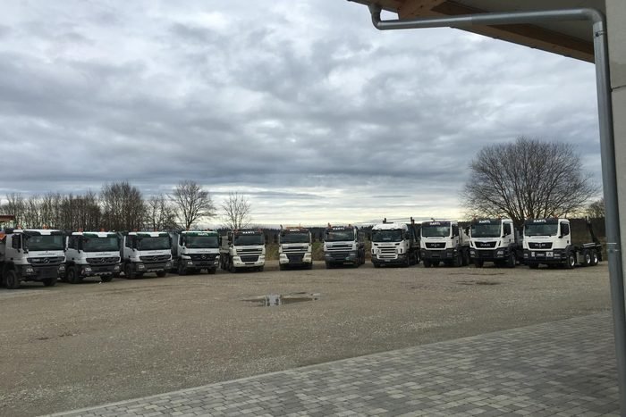Lkw des heutigen Fuhrparks nebeneinander auf dem Betriebshof