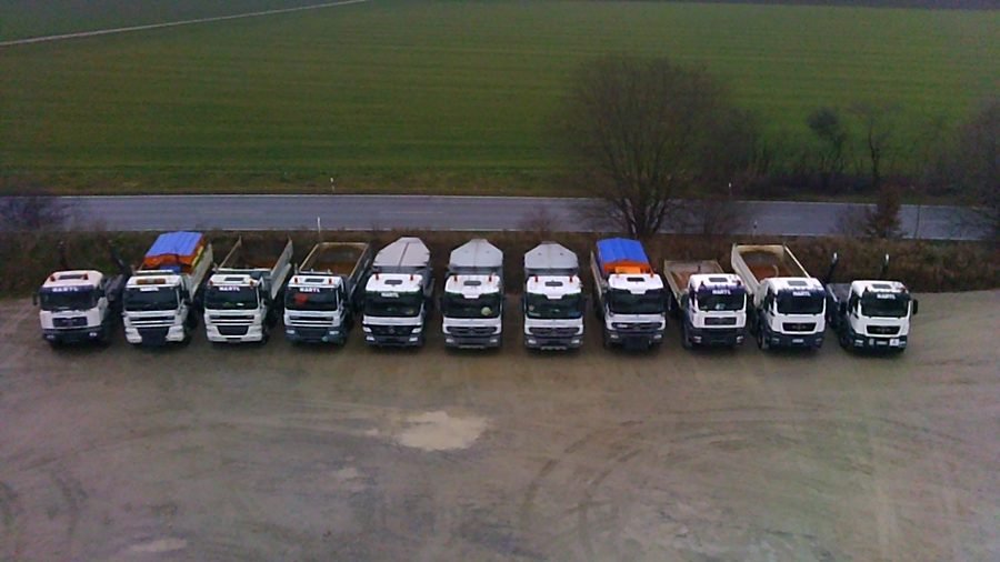 Luftbild des Hartl Fuhrparks, alle Lkw in einer Reihe aufgestellt