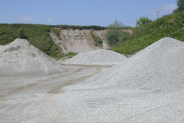 Kieshaufen in einer Kiesgrube